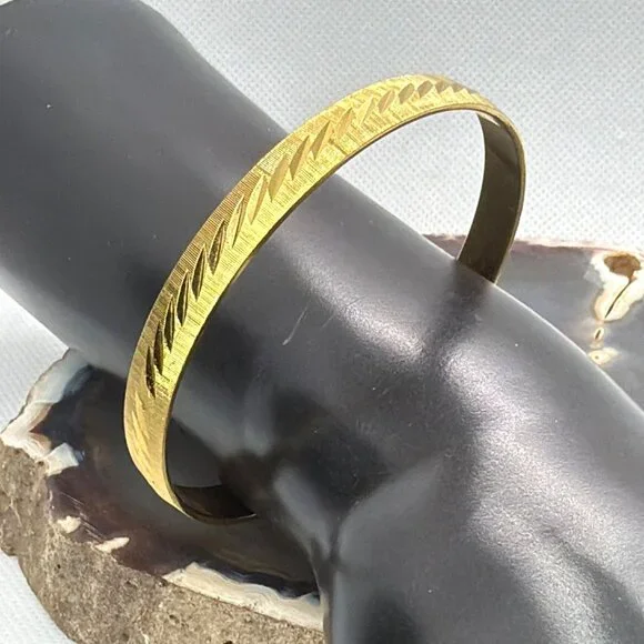 Vintage Signed Monet Gold Tone Diamond Cut Textured Bangle Bracelet 1980s Retro - Picture 3 of 11